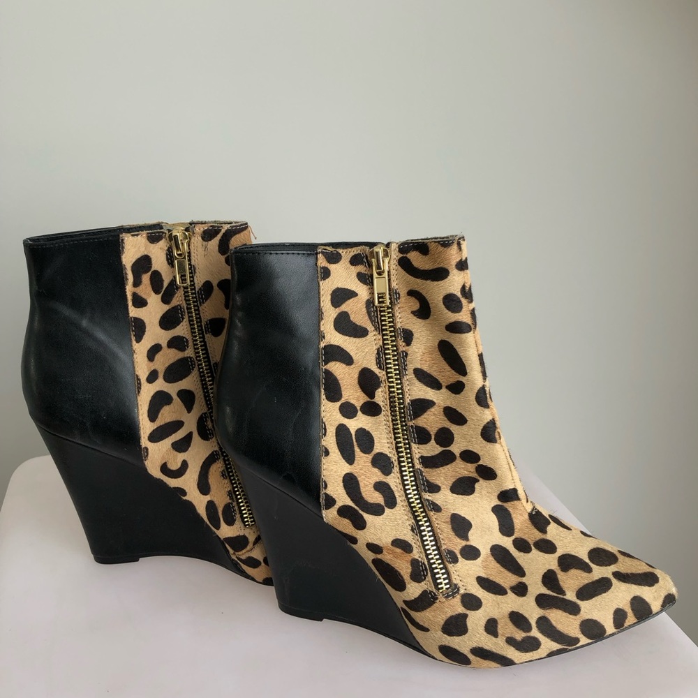 Steve Madden Cheetah / Black Wedge heeled Boots - sz 8 1/2 - 4 1/2” heel -